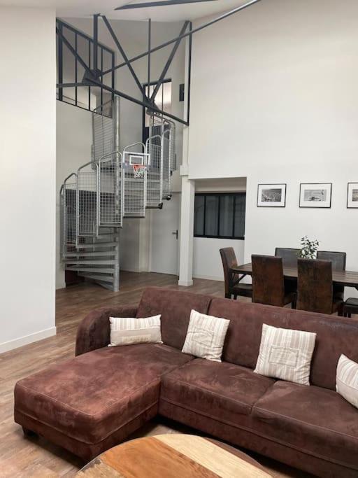 Loft Proche Centre Ville Hotes Habitant A L Etage Laval  Kültér fotó