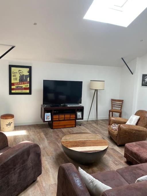 Loft Proche Centre Ville Hotes Habitant A L Etage Laval  Kültér fotó